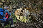 33 La 'Grotta dei ladri' con lo spettacolo delle alte cascate